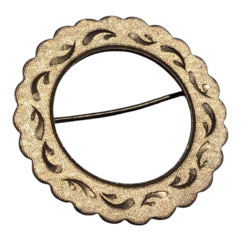 Vintage LaMode‎ Gold Filled Brooch Etched Wreath Circle Pin Estate JewelryLaMode